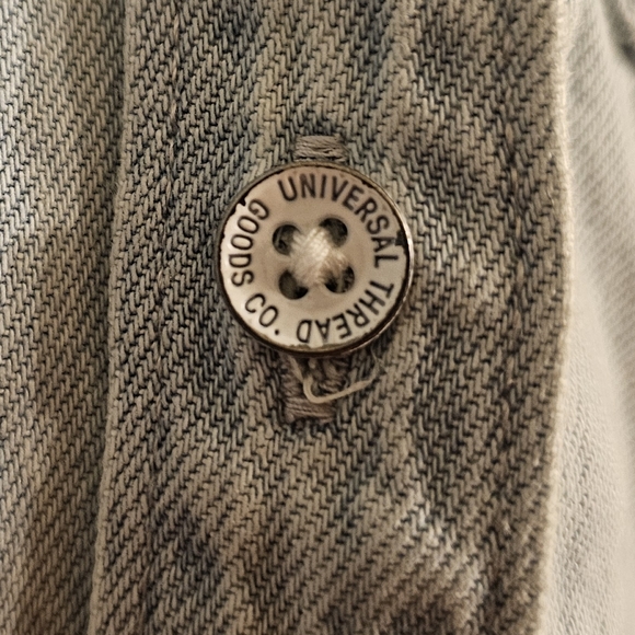 NWT Women's Relaxed Fit Button Up Denim Shirt. Size:XL. - Picture 4 of 6